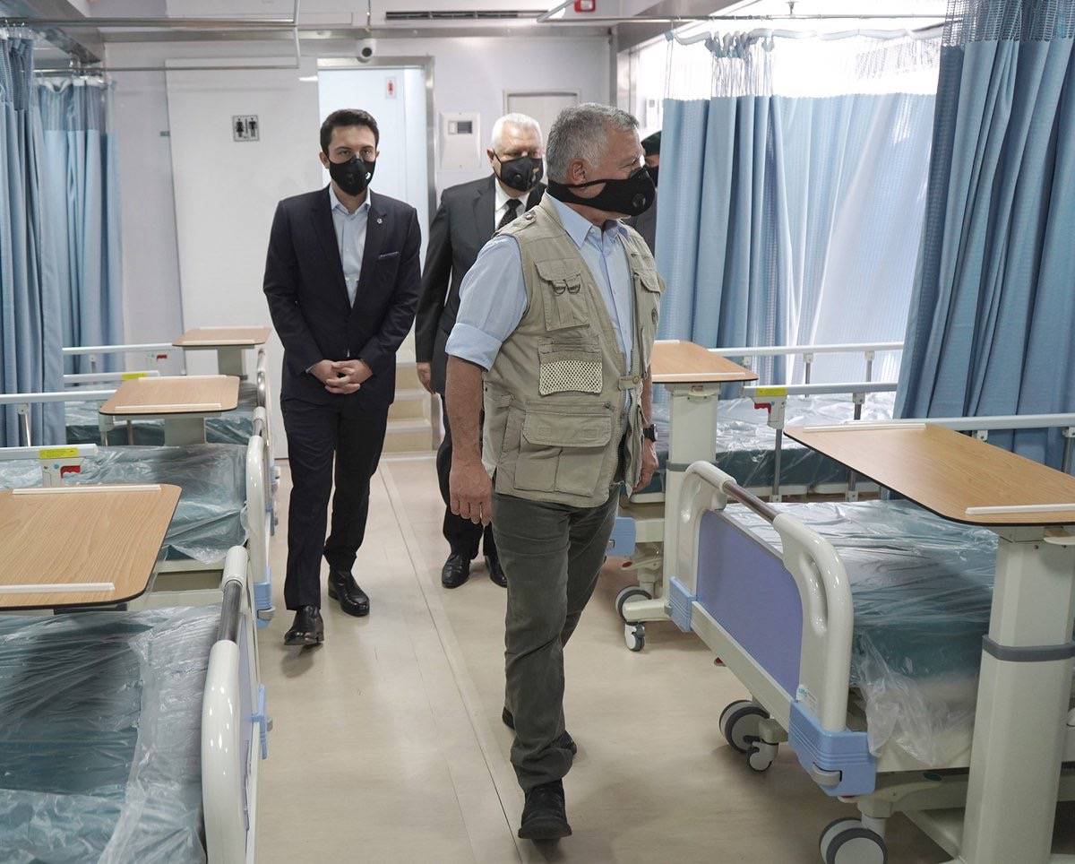 الملك يؤكد أهمية توجيه البحث العلمي وربط الجامعات ومراكز البحث بتطوير الصناعات المحلية.