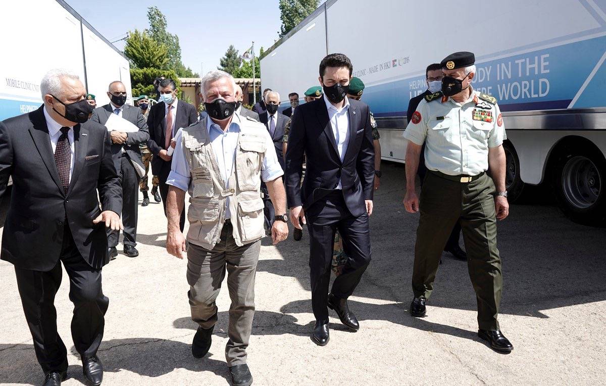 الملك يؤكد أهمية توجيه البحث العلمي وربط الجامعات ومراكز البحث بتطوير الصناعات المحلية.