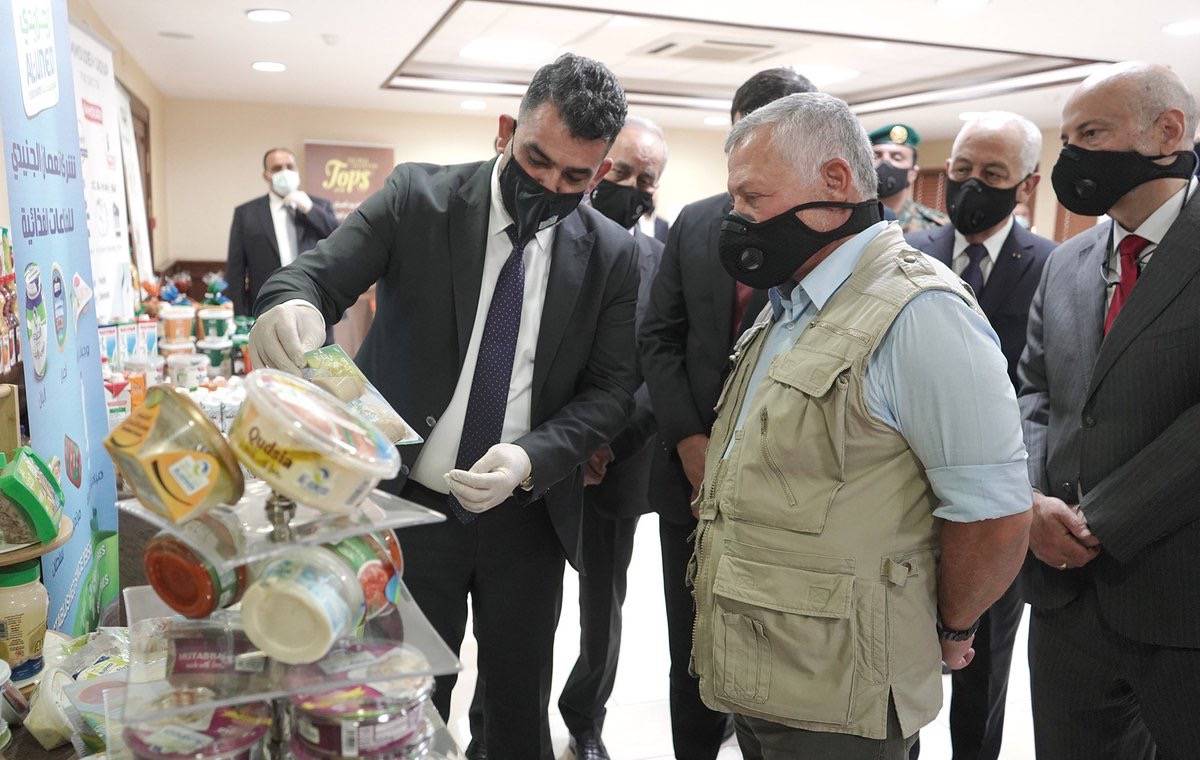 الملك يؤكد أهمية توجيه البحث العلمي وربط الجامعات ومراكز البحث بتطوير الصناعات المحلية.