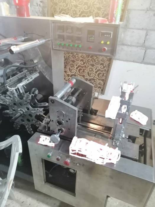 الجمارك تضبط خط تعبئة وتغليف وتزوير لمادة المعسل في احد المنازل