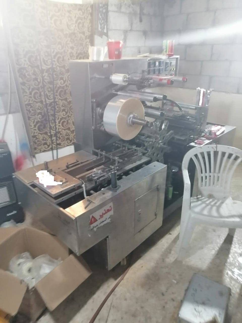 الجمارك تضبط خط تعبئة وتغليف وتزوير لمادة المعسل في احد المنازل 