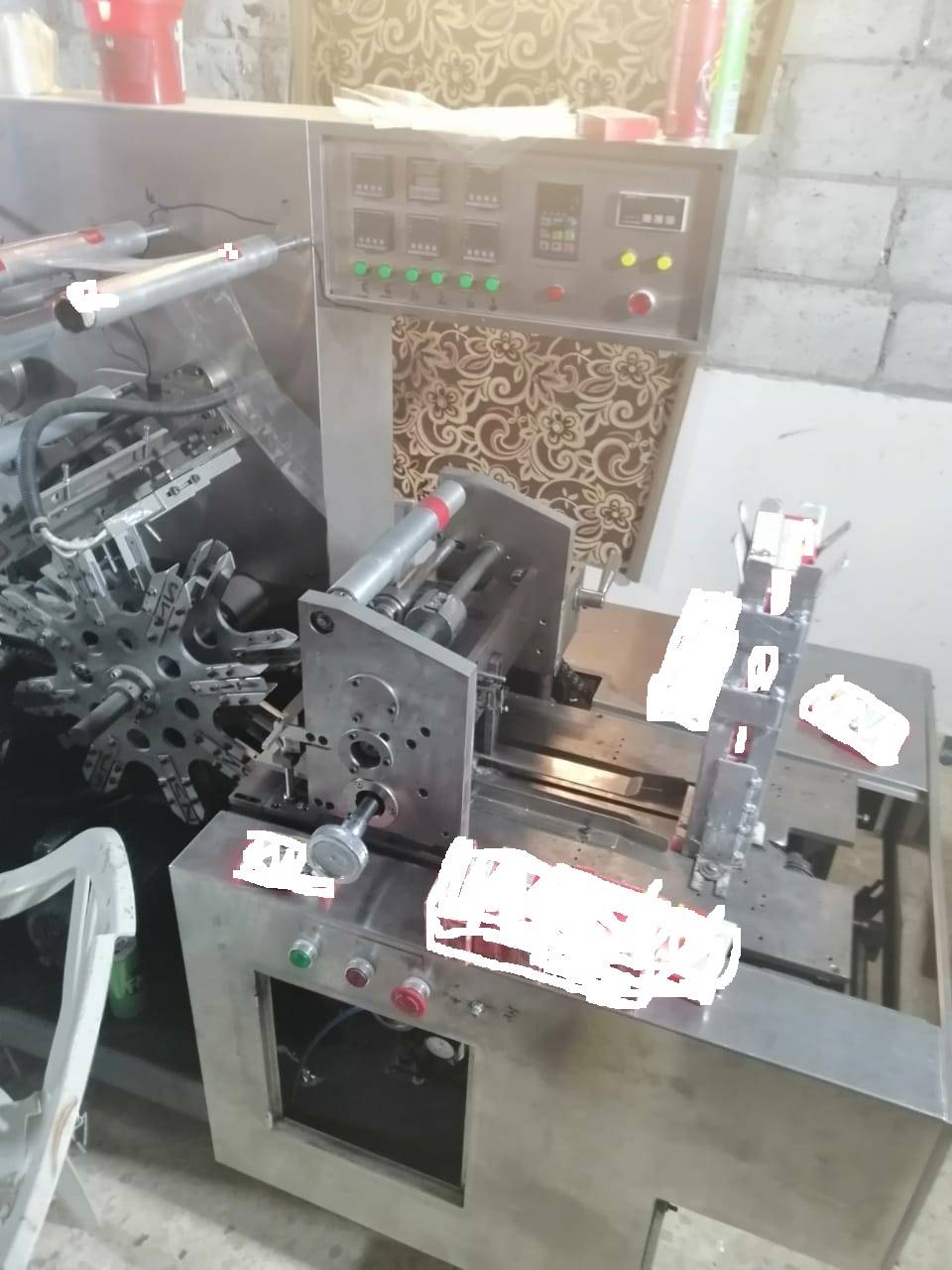 الجمارك تضبط خط تعبئة وتغليف وتزوير لمادة المعسل في احد المنازل 