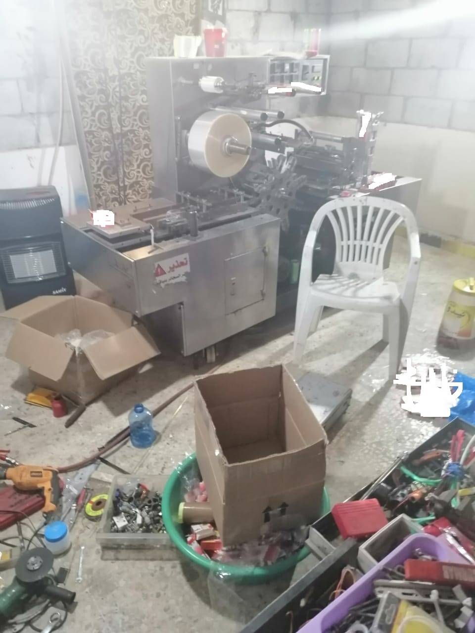 الجمارك تضبط خط تعبئة وتغليف وتزوير لمادة المعسل في احد المنازل 