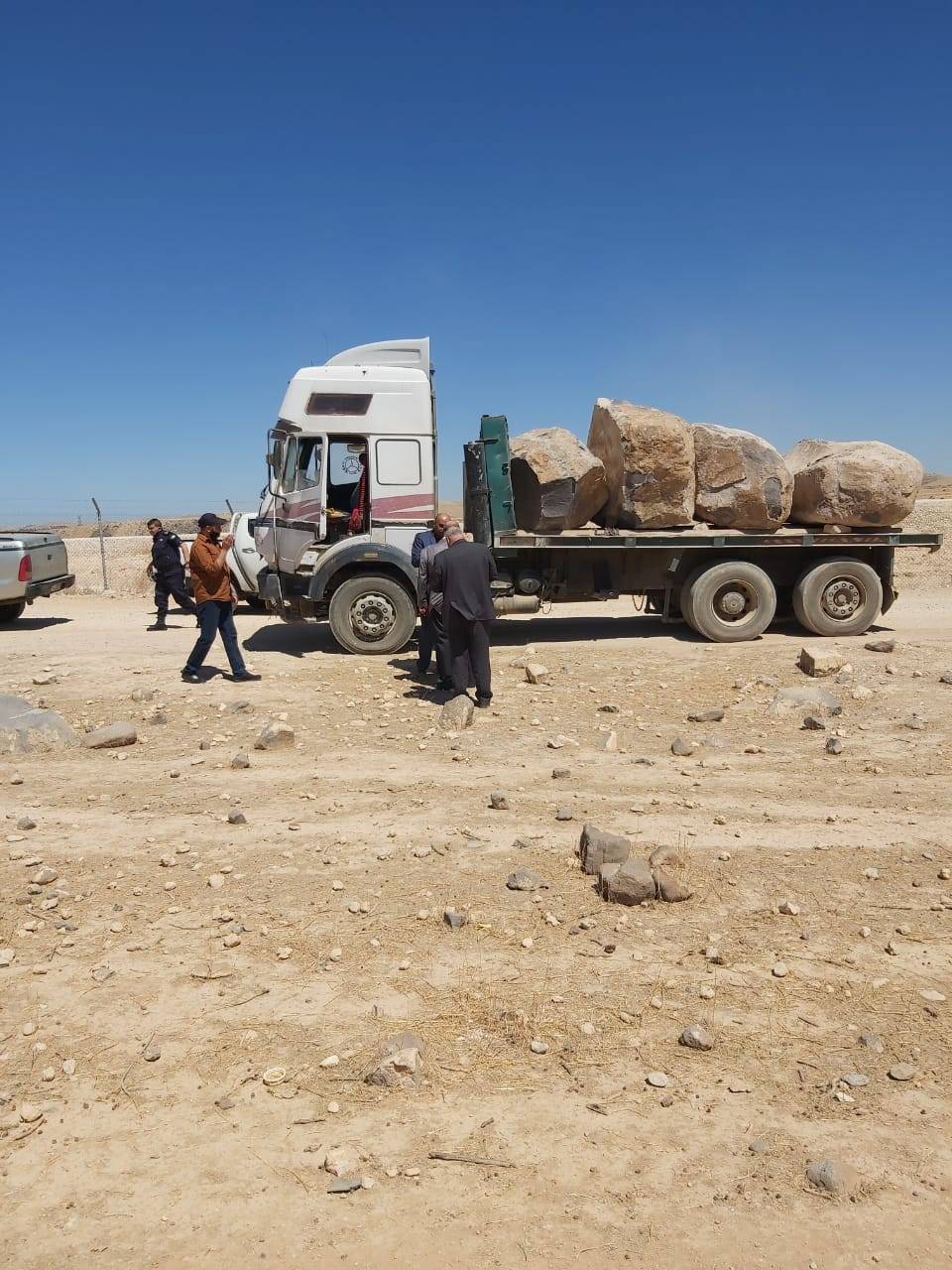وزارة المياه والري : ضبط شاحنة جديدة محملة بالبازلت المستخرج بطريقة مخالفة في الهاشمية
