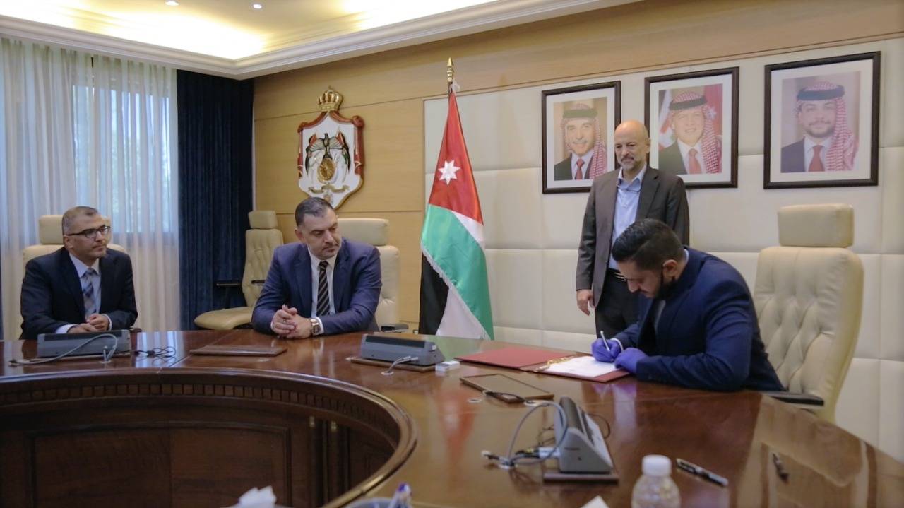 الرزاز يشهد توقيع وزير العمل لاتفاقيات انشاء مصانع لتشغيل أردنيين في صناعات الكرتون والألبسة والصناعات الغذائية