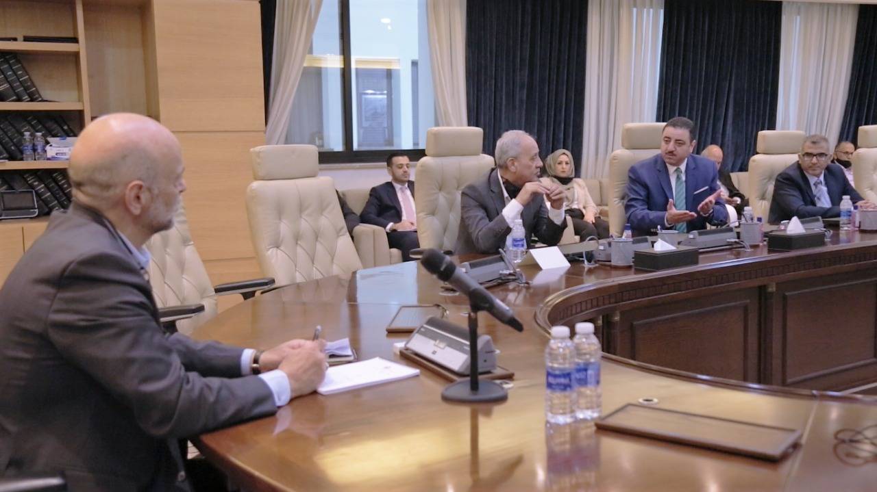 الرزاز يشهد توقيع وزير العمل لاتفاقيات انشاء مصانع لتشغيل أردنيين في صناعات الكرتون والألبسة والصناعات الغذائية