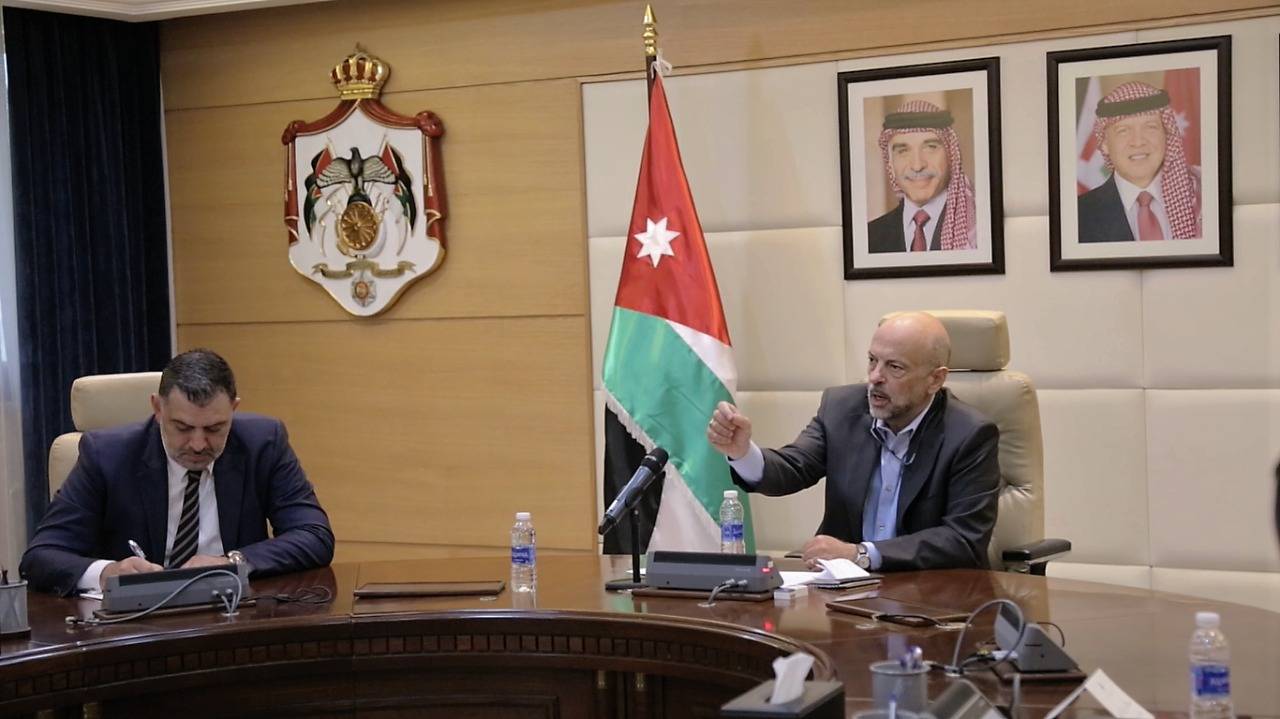 الرزاز يشهد توقيع وزير العمل لاتفاقيات انشاء مصانع لتشغيل أردنيين في صناعات الكرتون والألبسة والصناعات الغذائية