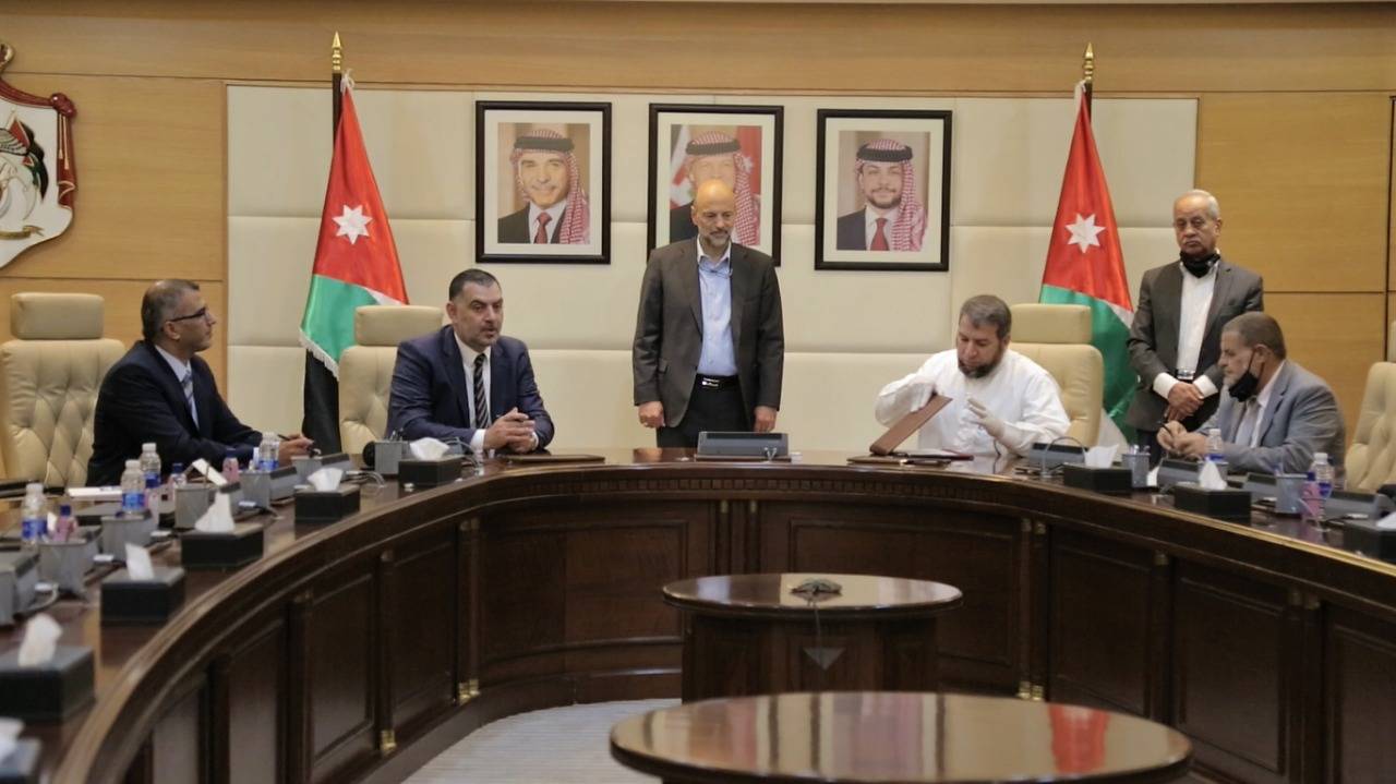 الرزاز يشهد توقيع وزير العمل لاتفاقيات انشاء مصانع لتشغيل أردنيين في صناعات الكرتون والألبسة والصناعات الغذائية