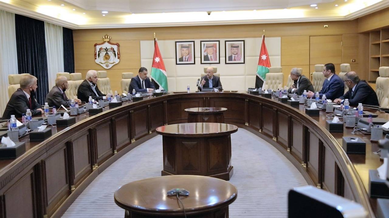 الرزاز يشهد توقيع وزير العمل لاتفاقيات انشاء مصانع لتشغيل أردنيين في صناعات الكرتون والألبسة والصناعات الغذائية