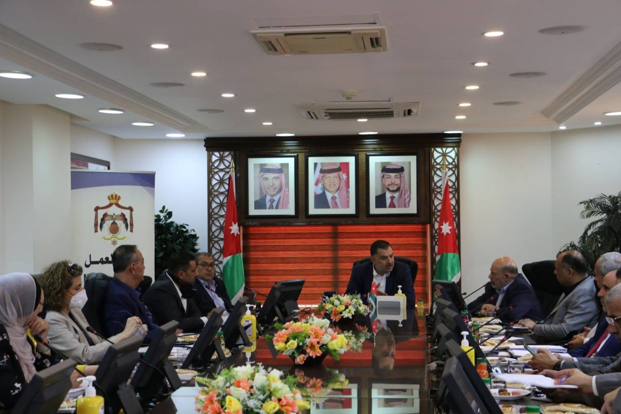 البطاينة يعقد اجتماعا تشاوريا حول تحديث أمر الدفاع 6 وبلاغ 7 الصادر بموجبه .. تمهيدا لإصدار بلاغ ينظم دفع اجور شهر تموز 