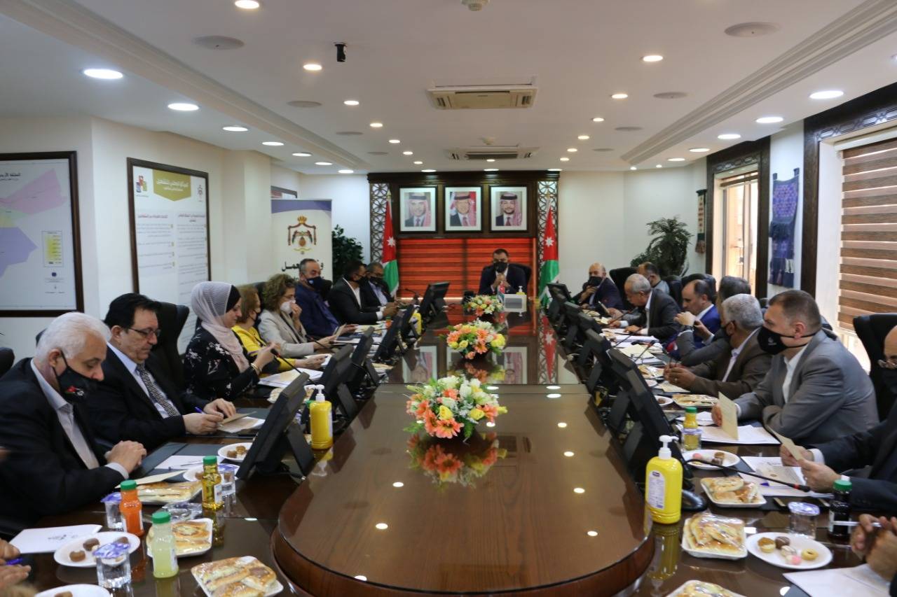 البطاينة يعقد اجتماعا تشاوريا حول تحديث أمر الدفاع 6 وبلاغ 7 الصادر بموجبه .. تمهيدا لإصدار بلاغ ينظم دفع اجور شهر تموز 