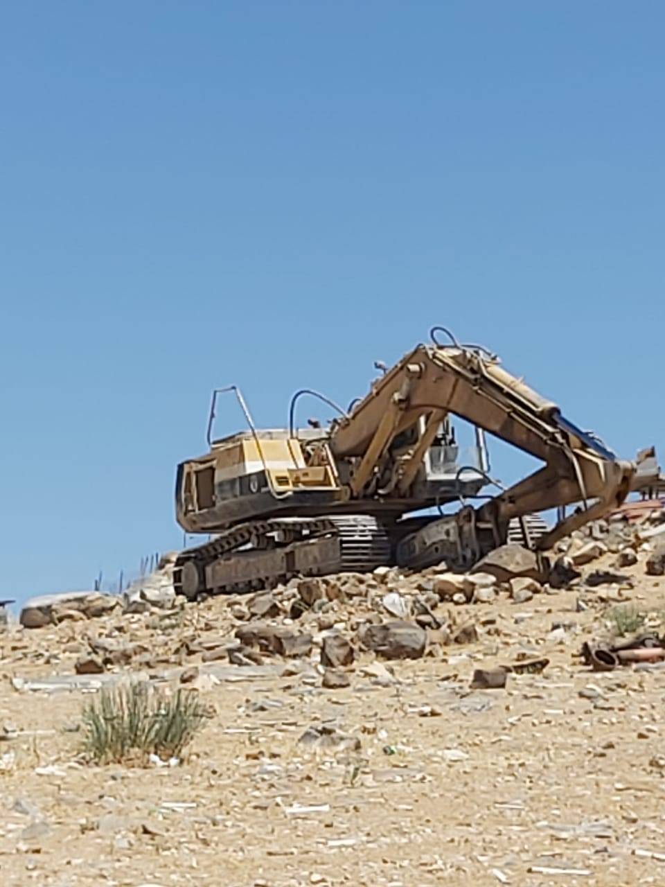 وزارة المياه والري : ضبط جرافات ولودر اثناء محاولة استخراج البازلت بطريقة مخالفة في الهاشمية