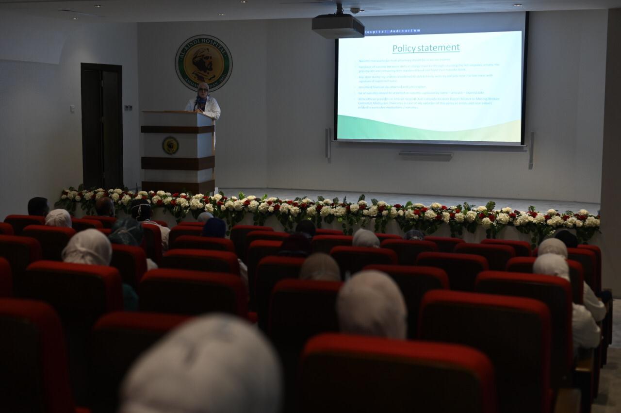 محاضرة في المستشفى الكندي تحذر من سوء استخدام العقاقير المخدرة ومسكنات الالام القوية