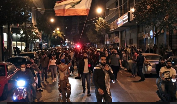لبنان : احتجاجات شعبية ليلا وقطع للطرق دون مواجهات مع القوى الأمنية