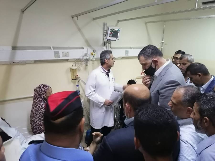 وزير  العمل يطمئن على صحة عاملات مصنع أصيبوا بالاختناق في الشونة الشمالية