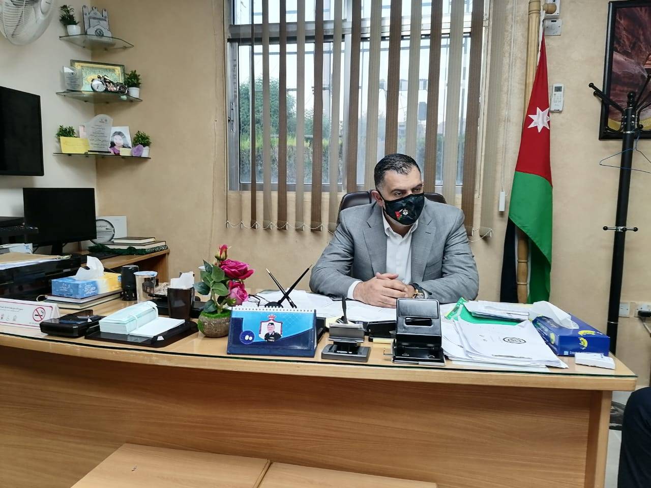 وزير  العمل يطمئن على صحة عاملات مصنع أصيبوا بالاختناق في الشونة الشمالية