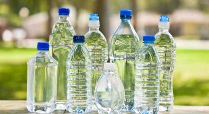 ضبط عبوات مياه بلاستيكية غير صالحة للاستهلاك البشري في الكرك