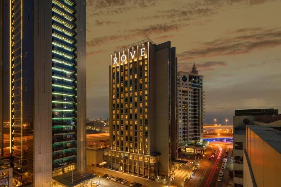 روڤ للفنادق تقدم لعمال المطار 100 غرفة مجانية تكريماً لجهودهم