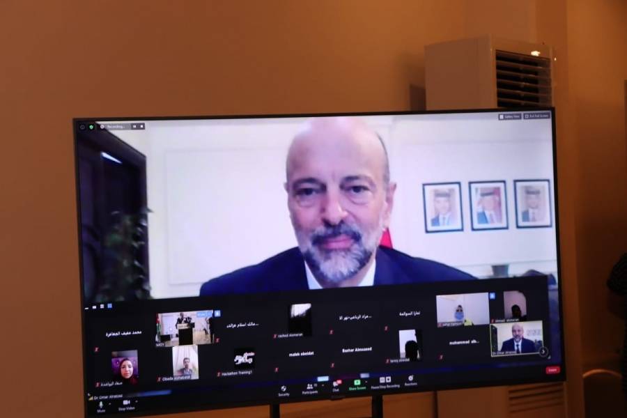 رئيس الوزراء ينقل تحيات الملك وولي العهد للمشاركين في معسكرات الحسين للعمل والبناء