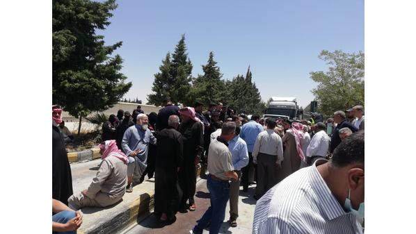 عاملون في مصنع أسمنت الرشادية ينفذون وقفة احتجاجية رفضاً لتعديلات التأمين الصحي