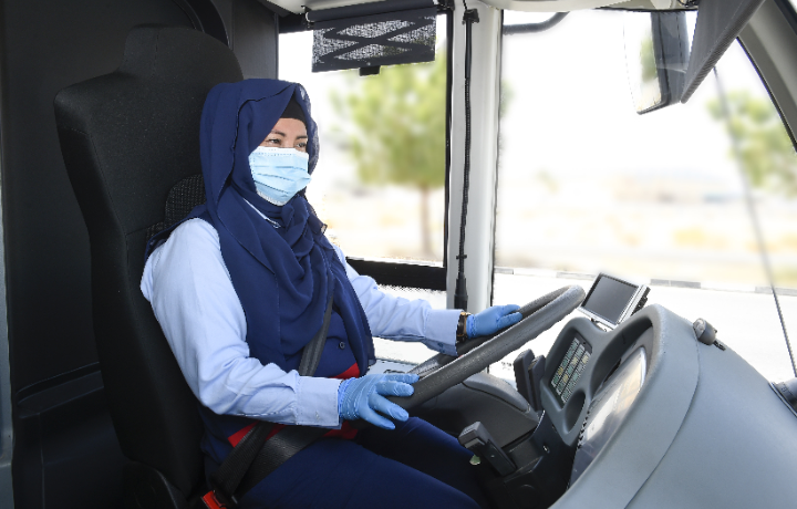 دبي : هيئة الطرق والمواصلات تُوَظِّفُ سائقات في خطوطھا الداخلیة للحافلات العامة في الإمارة