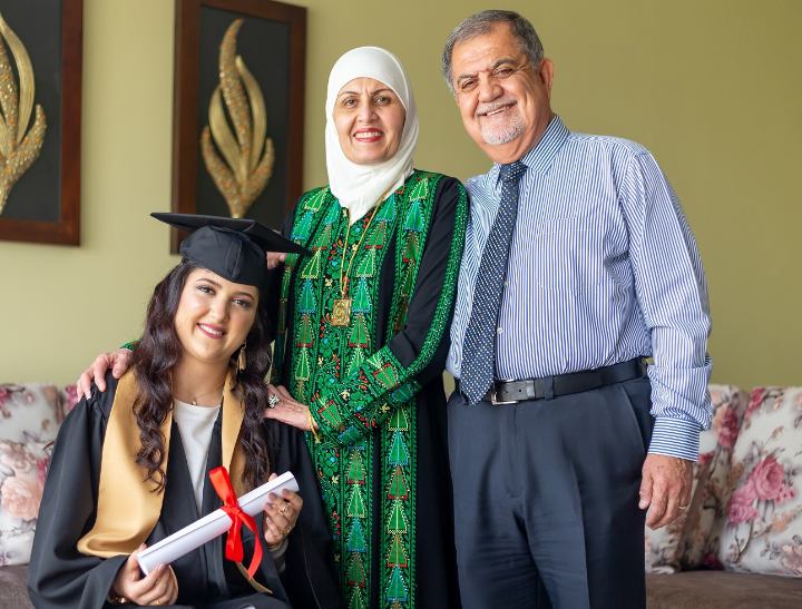 طالبة من أكاديمية البطين تتجاوز ظرفها الصحي وتحقق نتيجة متميزة وأعلى من المعدل العالمي في الامتحانات النهائية