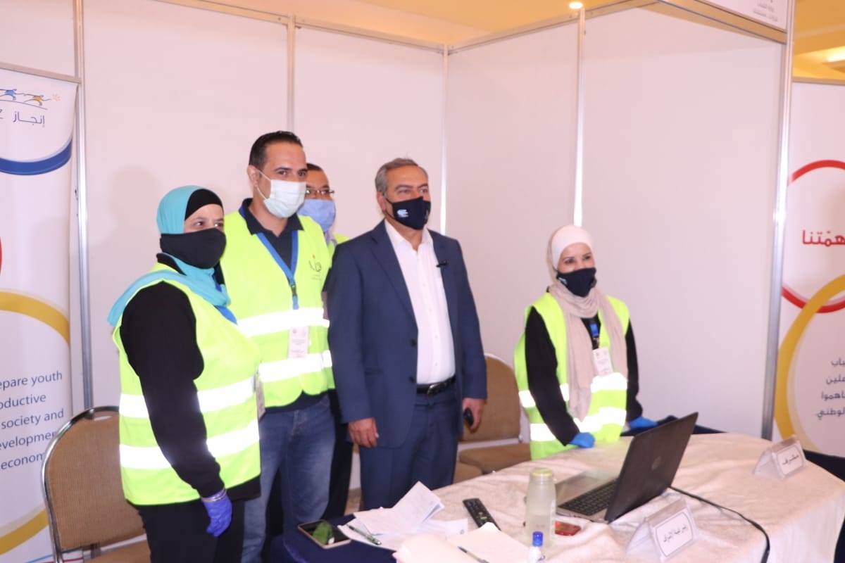 رئيس الوزراء ينقل تحيات الملك وولي العهد للمشاركين في معسكرات الحسين للعمل والبناء