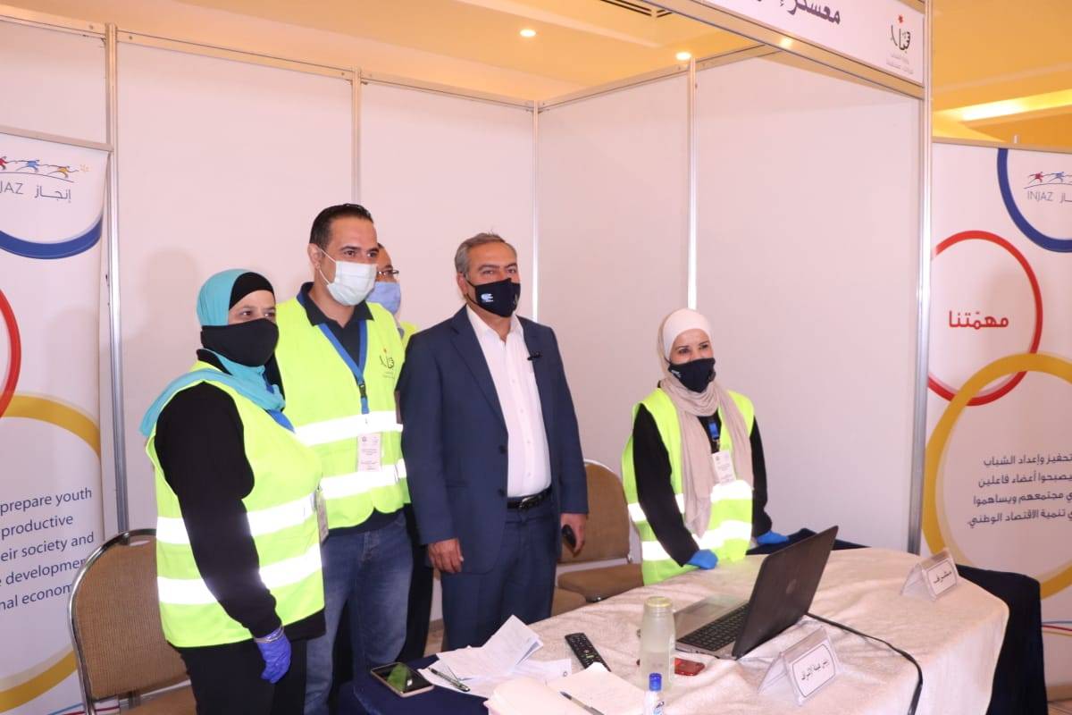 رئيس الوزراء ينقل تحيات الملك وولي العهد للمشاركين في معسكرات الحسين للعمل والبناء