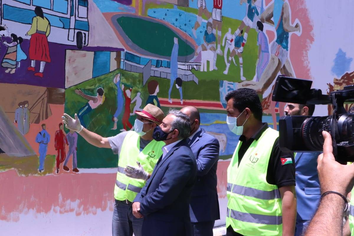 رئيس الوزراء ينقل تحيات الملك وولي العهد للمشاركين في معسكرات الحسين للعمل والبناء