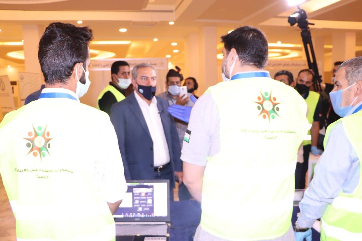 رئيس الوزراء ينقل تحيات الملك وولي العهد للمشاركين في معسكرات الحسين للعمل والبناء