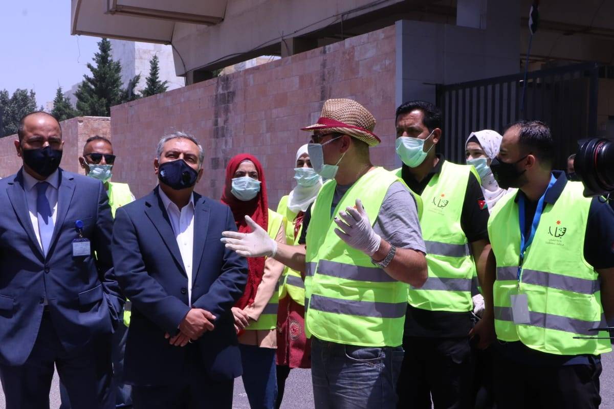 رئيس الوزراء ينقل تحيات الملك وولي العهد للمشاركين في معسكرات الحسين للعمل والبناء