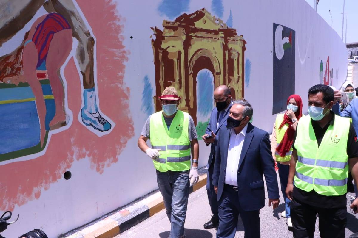 رئيس الوزراء ينقل تحيات الملك وولي العهد للمشاركين في معسكرات الحسين للعمل والبناء