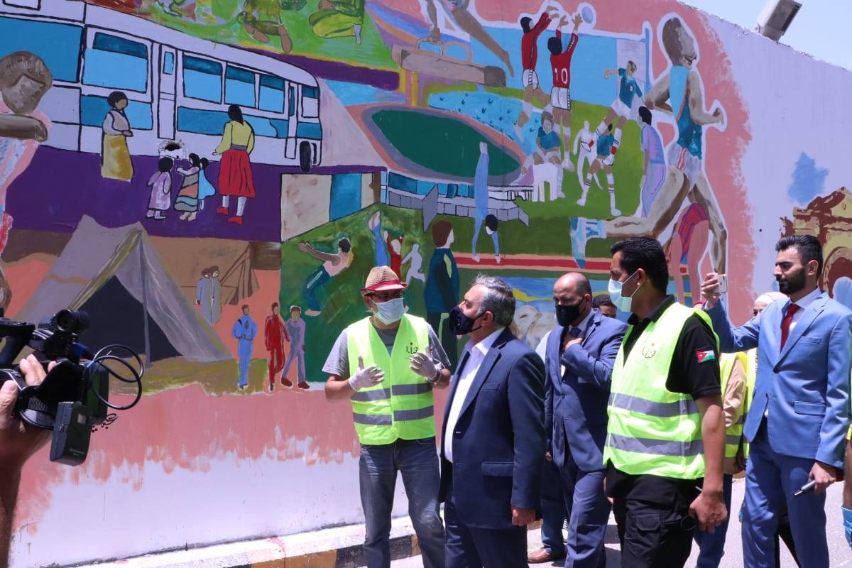 رئيس الوزراء ينقل تحيات الملك وولي العهد للمشاركين في معسكرات الحسين للعمل والبناء