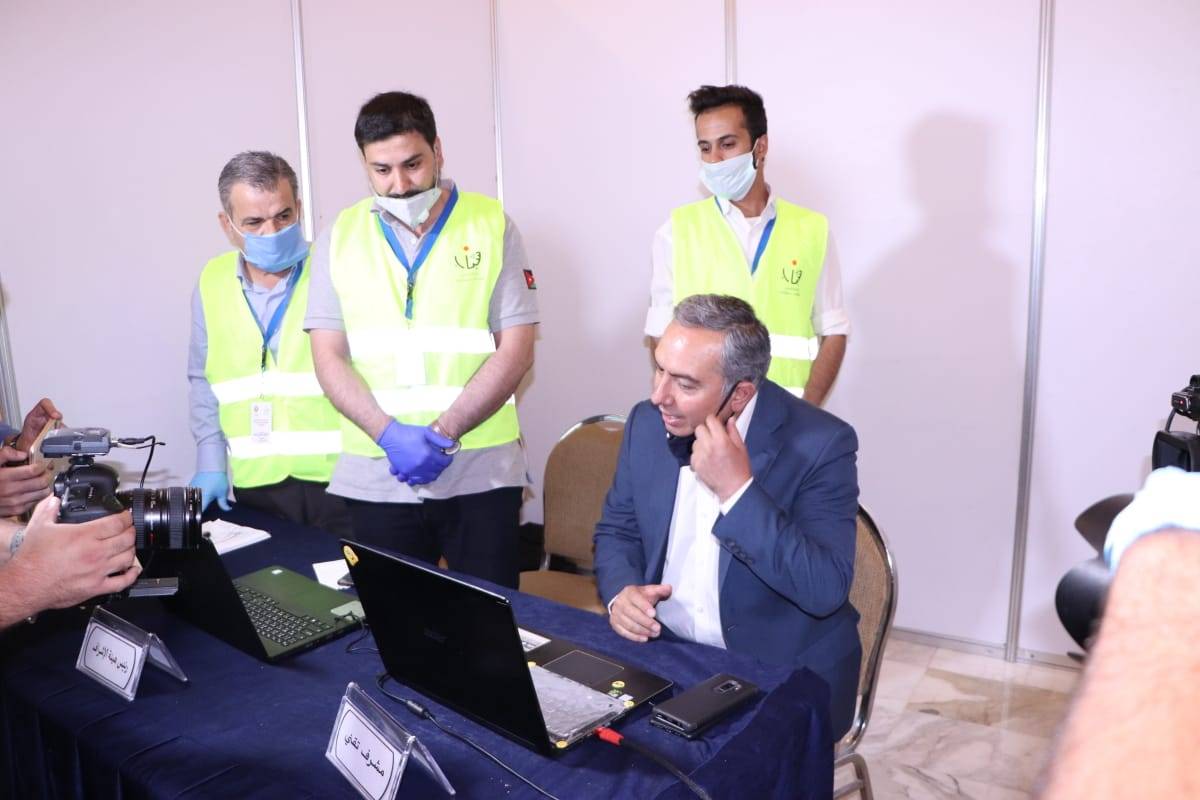 رئيس الوزراء ينقل تحيات الملك وولي العهد للمشاركين في معسكرات الحسين للعمل والبناء