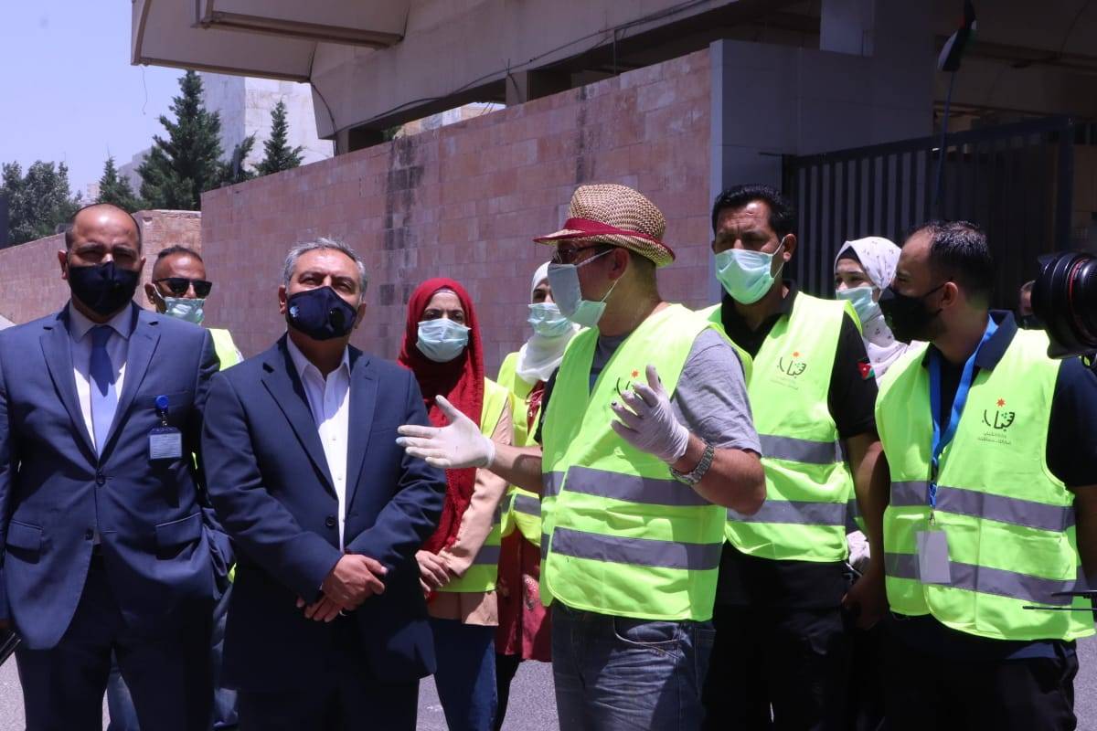 رئيس الوزراء ينقل تحيات الملك وولي العهد للمشاركين في معسكرات الحسين للعمل والبناء