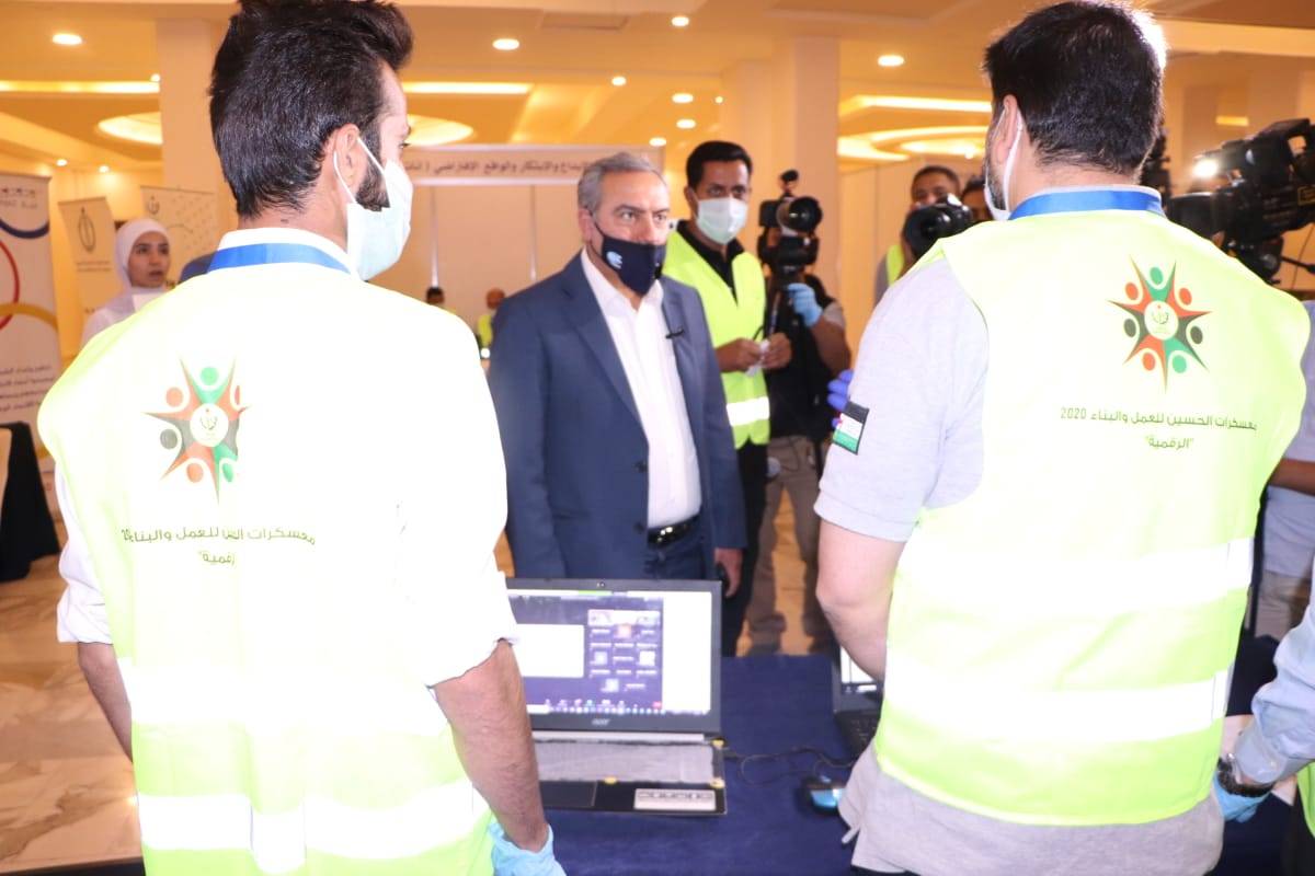 رئيس الوزراء ينقل تحيات الملك وولي العهد للمشاركين في معسكرات الحسين للعمل والبناء