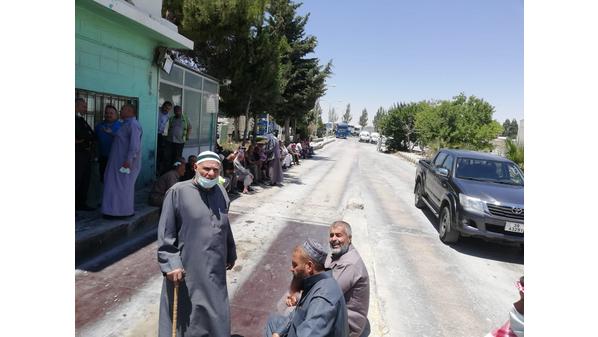 عاملون في مصنع أسمنت الرشادية ينفذون وقفة احتجاجية رفضاً لتعديلات التأمين الصحي