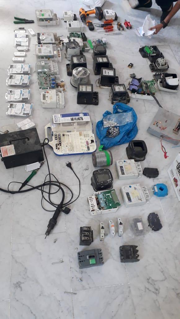  ضبط شخصين شكلا خلية جرمية للتلاعب بعدادات الكهرباء  