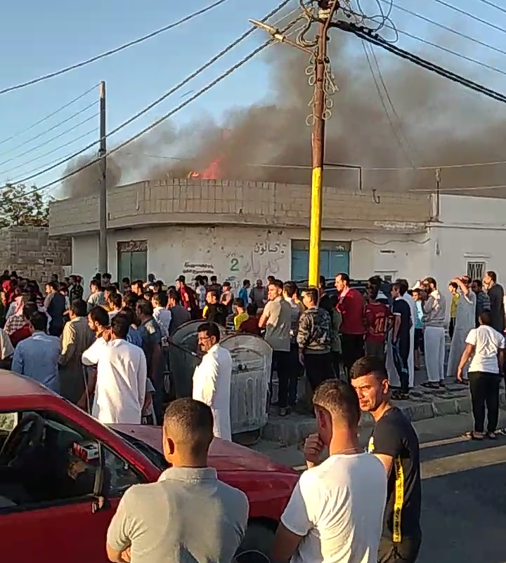 أعمال شغب وحرق منازل ومركبات إثر وفاة شخص بمشاجرة في منطقة الحمراء بالمفرق .. فيديو