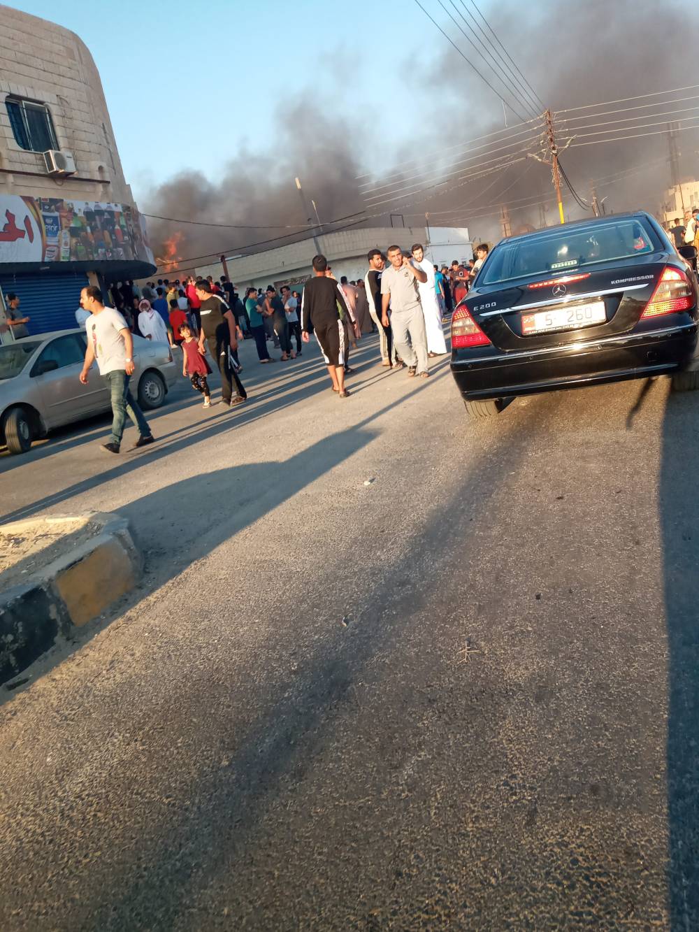 أعمال شغب وحرق منازل ومركبات إثر وفاة شخص بمشاجرة في منطقة الحمراء بالمفرق .. فيديو