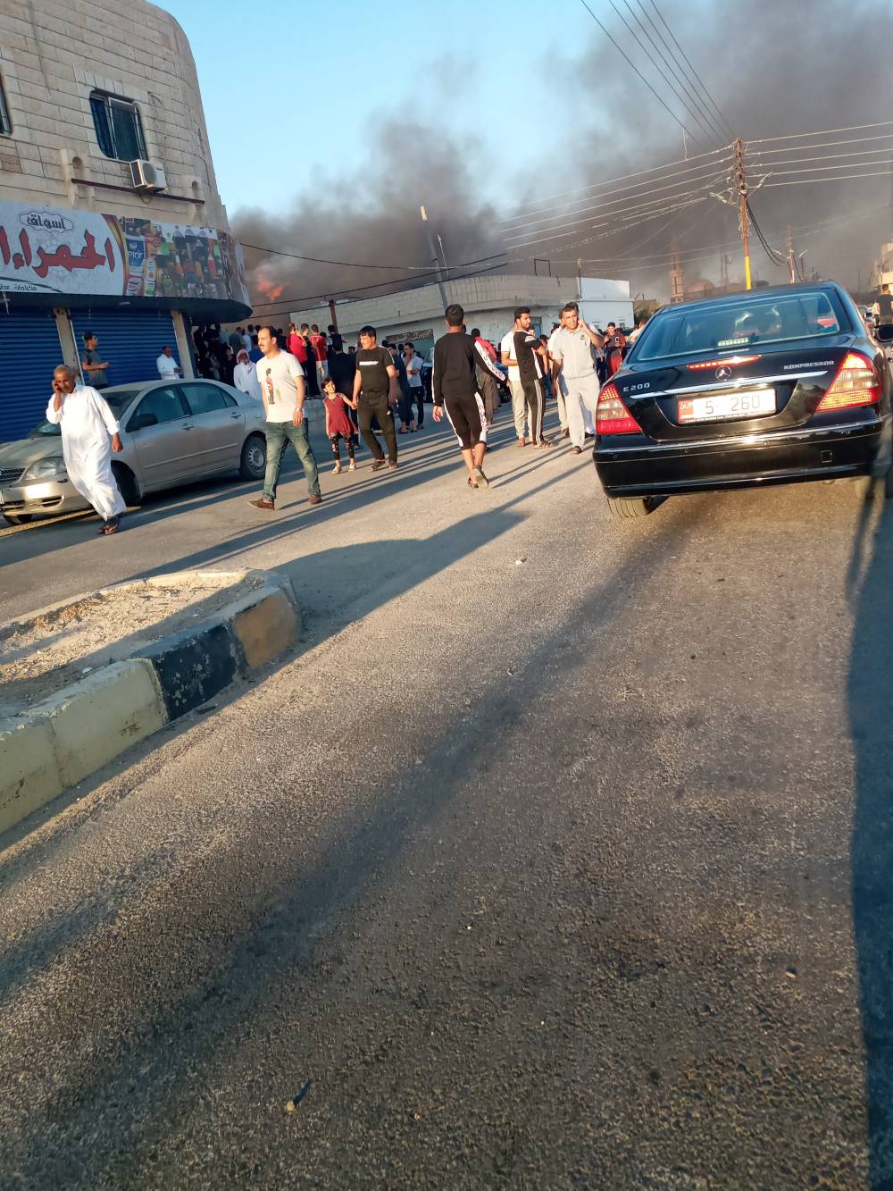أعمال شغب وحرق منازل ومركبات إثر وفاة شخص بمشاجرة في منطقة الحمراء بالمفرق .. فيديو