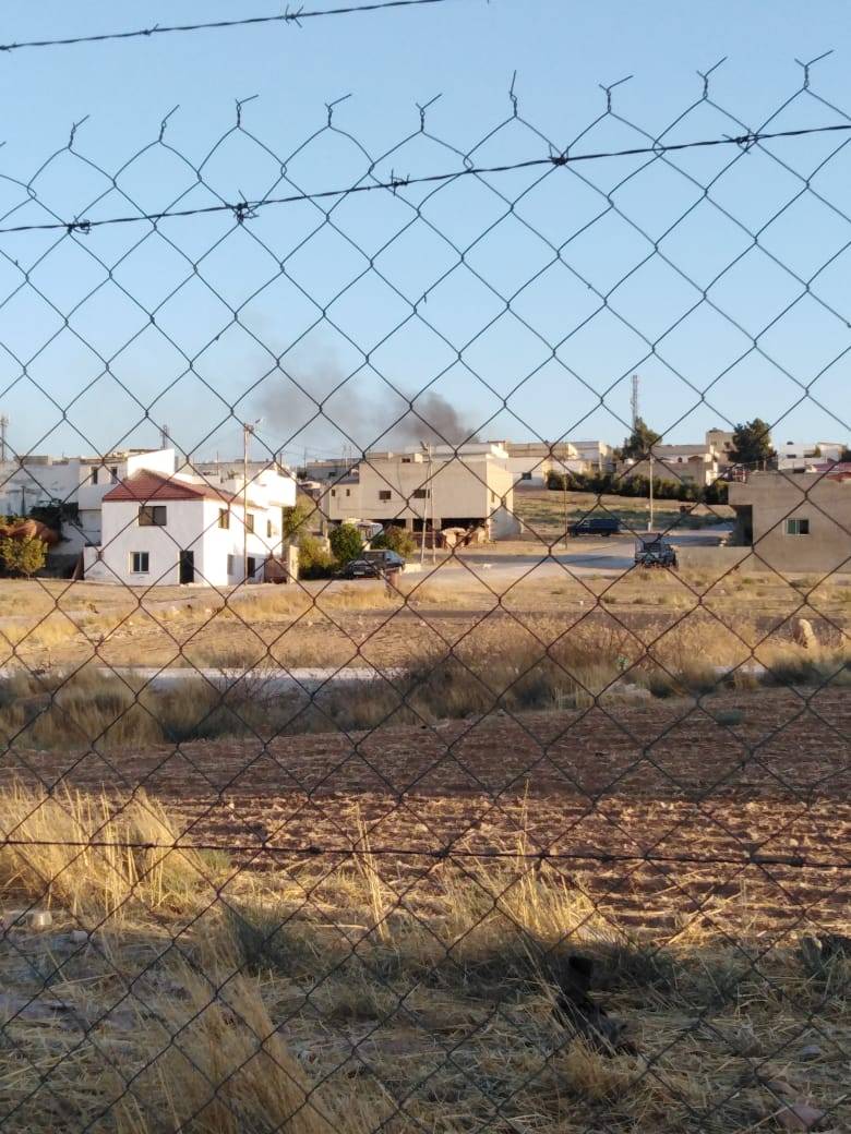أعمال شغب وحرق منازل ومركبات إثر وفاة شخص بمشاجرة في منطقة الحمراء بالمفرق .. فيديو
