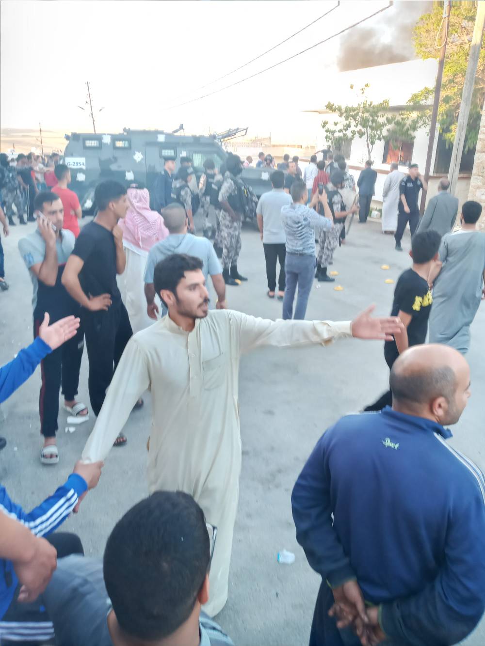 أعمال شغب وحرق منازل ومركبات إثر وفاة شخص بمشاجرة في منطقة الحمراء بالمفرق .. فيديو