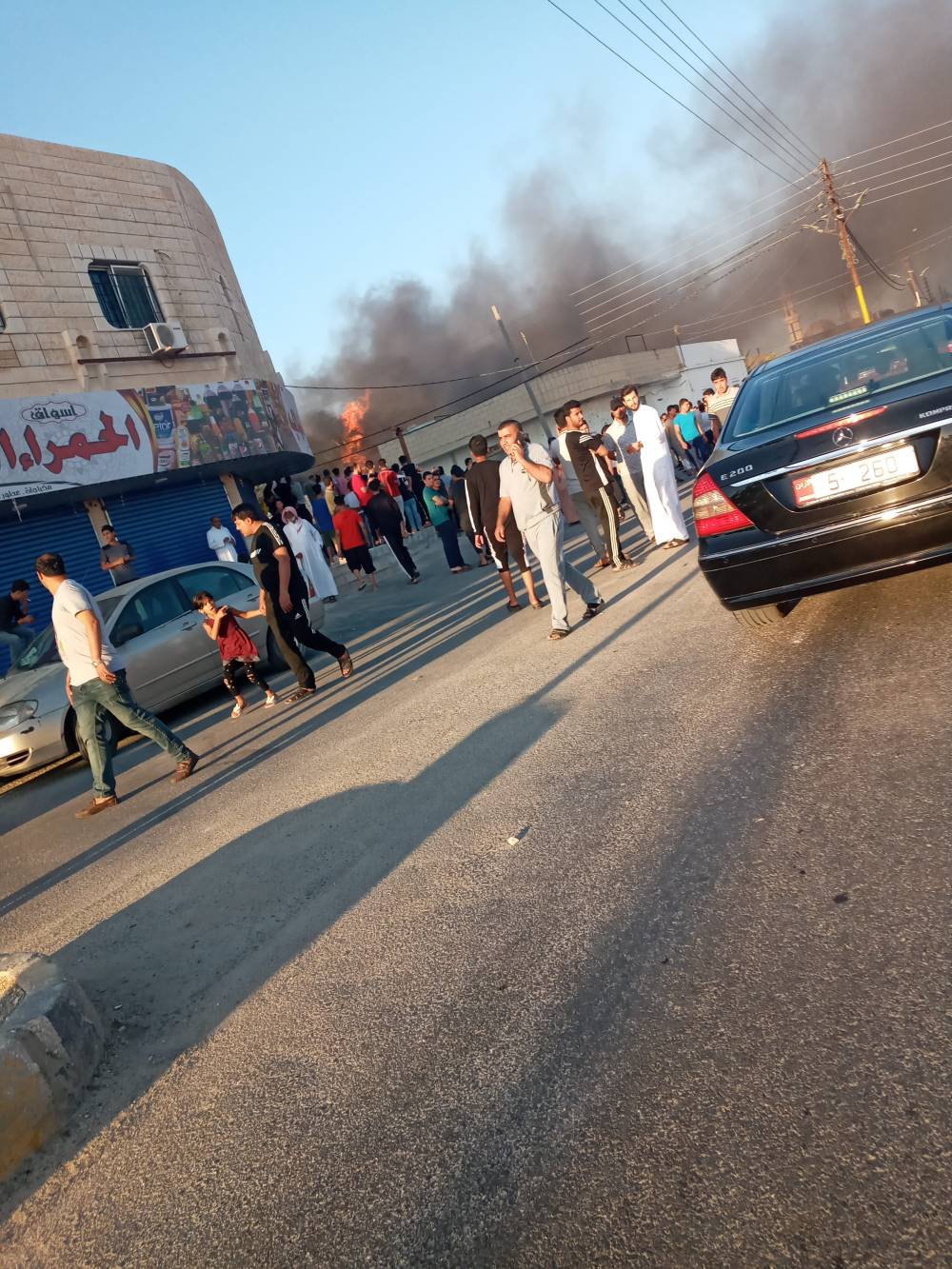 أعمال شغب وحرق منازل ومركبات إثر وفاة شخص بمشاجرة في منطقة الحمراء بالمفرق .. فيديو