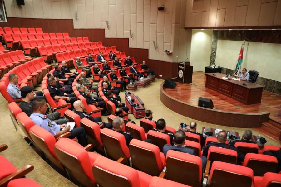 مدير الأمن العام يلتقي القادة والمدراء .. ويؤكد على تعزيز الخدمات الأمنية وتلمس احتياجات المواطنين