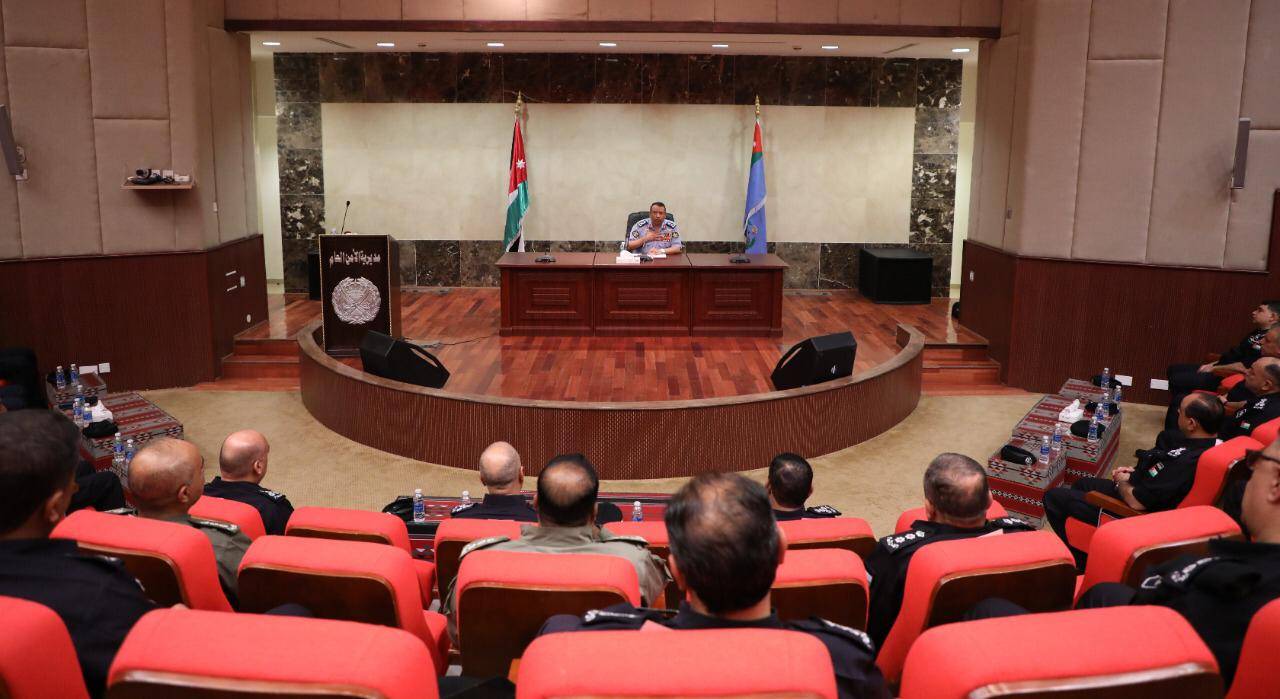 مدير الأمن العام يلتقي القادة والمدراء .. ويؤكد على تعزيز الخدمات الأمنية وتلمس احتياجات المواطنين