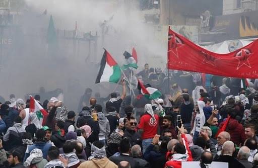 لبنان : اشتباكات بين قوى الامن ومتظاهرين امام السفارة الاميركية في بيروت