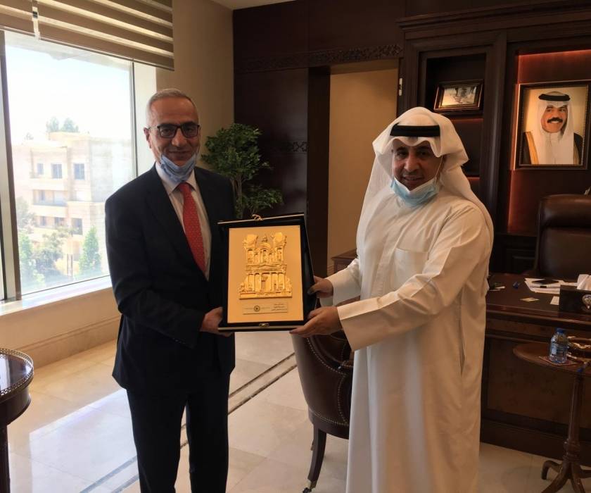 بحث التعاون الصحي بين مستشفى الكندي والسفارة الكويتية