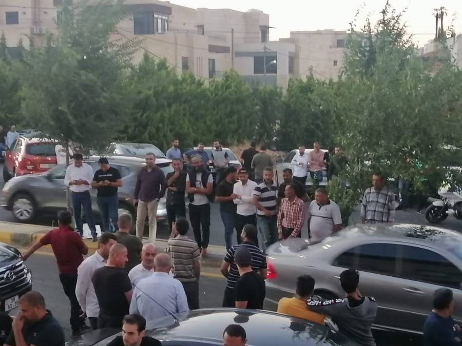 تجمع عدد من أقارب المهندس أحمد الطراونة أمام ديوان اهالي الكرك بدابوق احتجاجا على قرار توقيفه