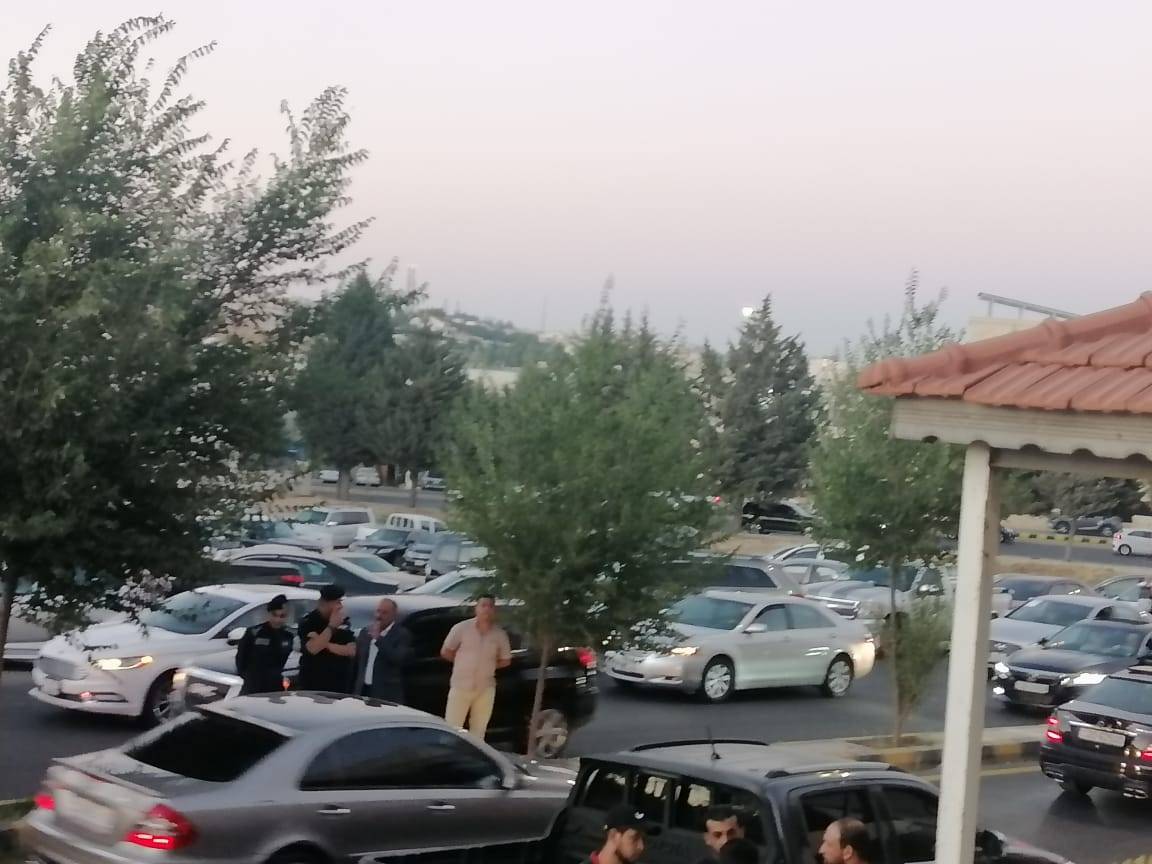 تجمع عدد من أقارب المهندس أحمد الطراونة أمام ديوان اهالي الكرك بدابوق احتجاجا على قرار توقيفه